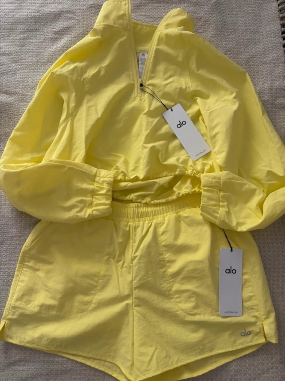 Alo Yoga Lightweight Half-Zip Windbreaker S & Shorts Set Yellow M